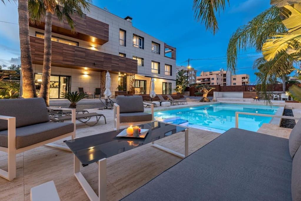 Lusso E Relax Con Piscina A 2 Minuti Dal Mare Apartman Miami Playa Kültér fotó