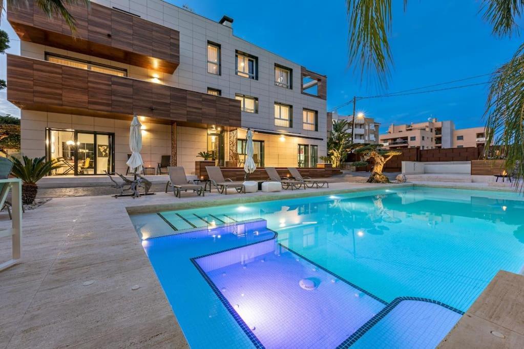 Lusso E Relax Con Piscina A 2 Minuti Dal Mare Apartman Miami Playa Kültér fotó