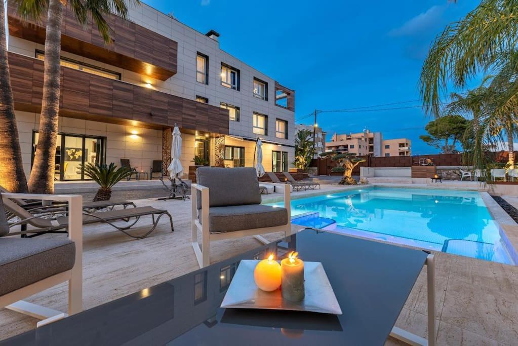 Lusso E Relax Con Piscina A 2 Minuti Dal Mare Apartman Miami Playa Kültér fotó